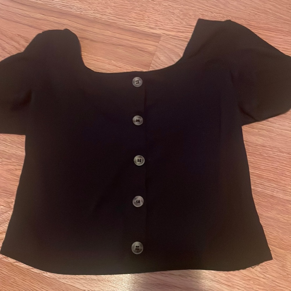 Black buttoned cropped tee